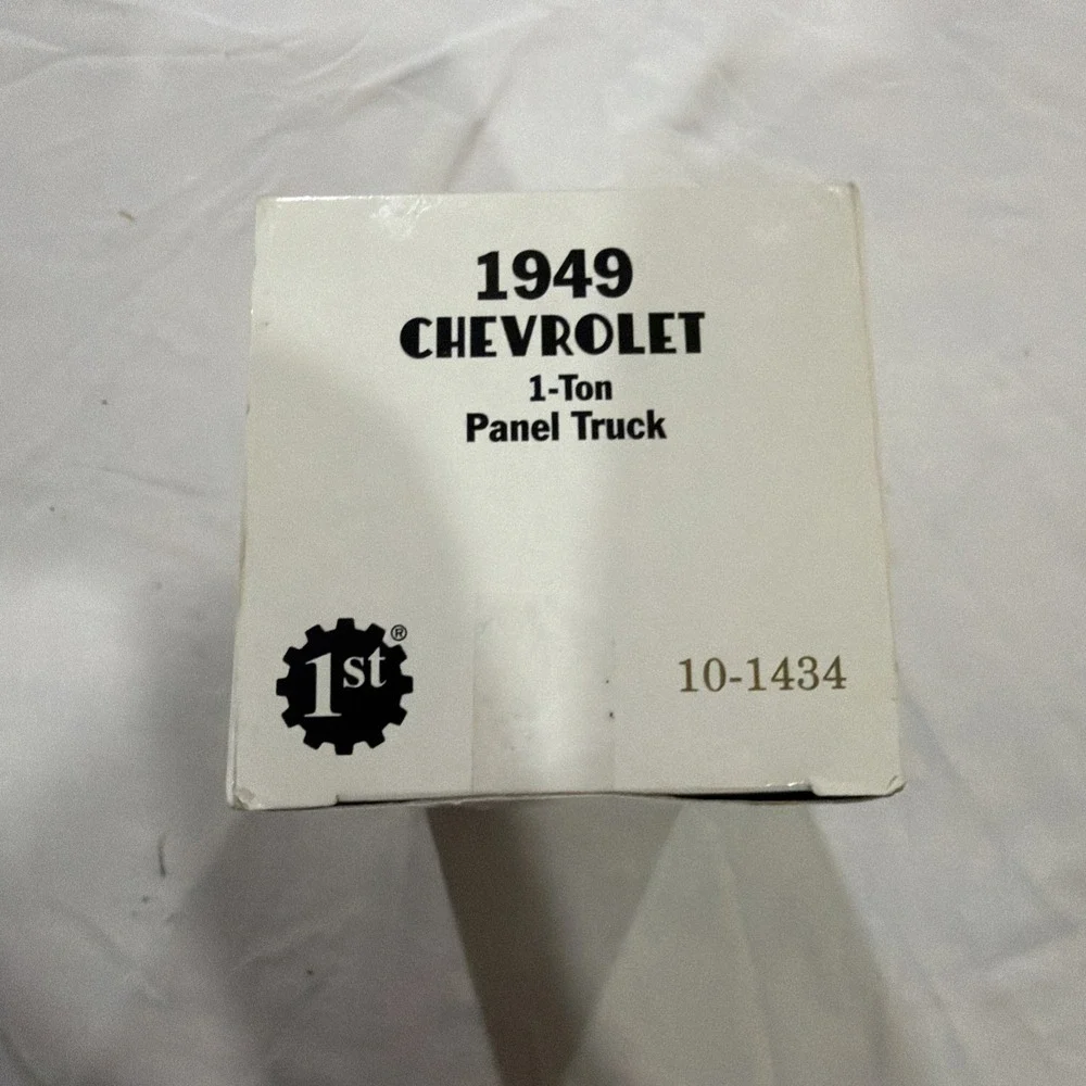 1st GEAR 1/34 SCALE‎ 1949 CHEVROLET  1 TON  PANEL TRUCK STROH'S BEER